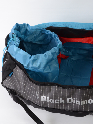 汚れた衣服の収納に適したダートバッグストレージシステムを内蔵。