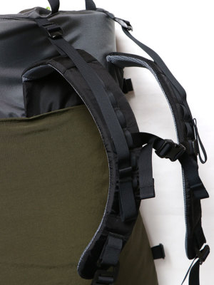 kazahanaバックパックは背面部に完璧なバックパックショルダーハーネスを備えてストレスなく軽快に歩行できます。